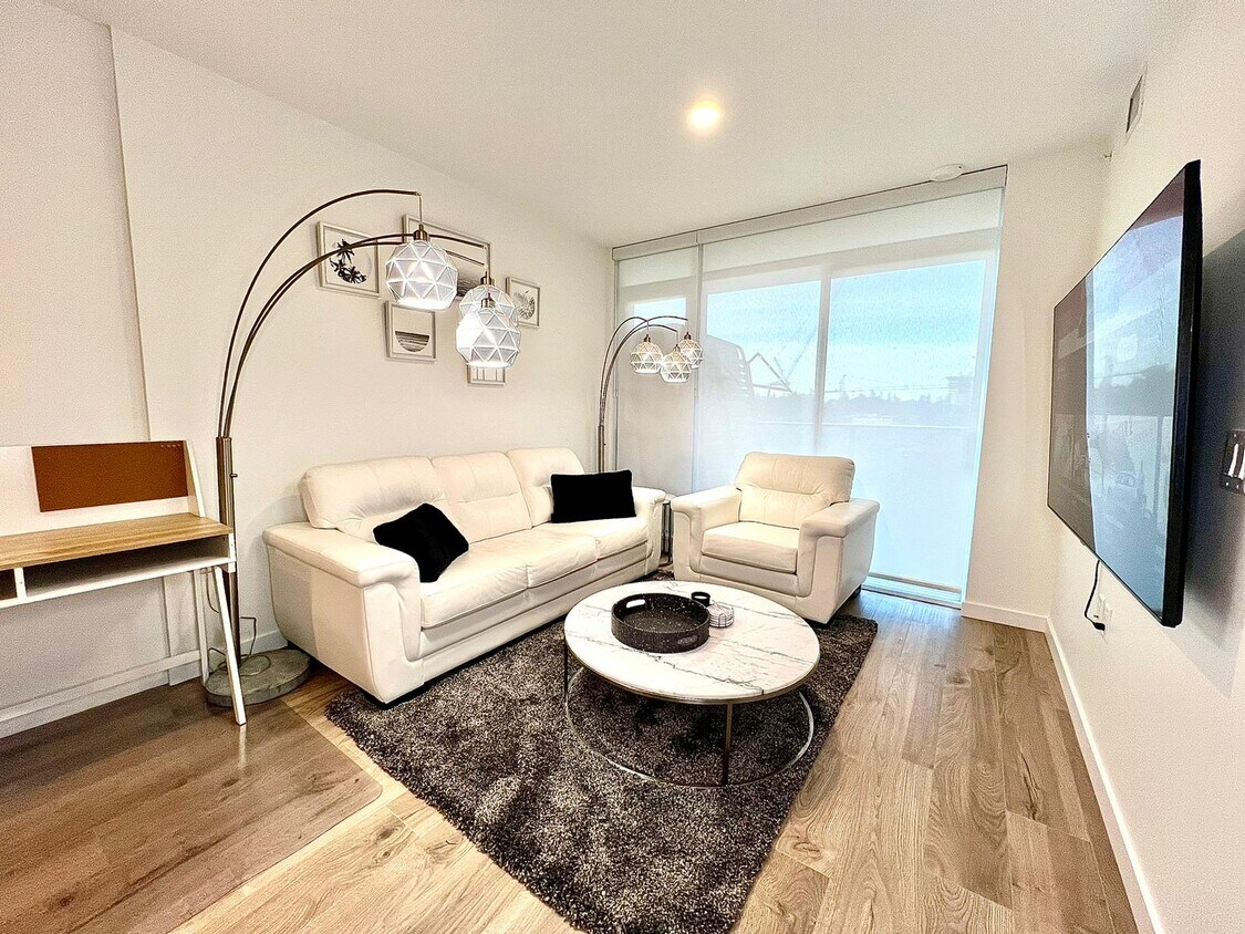 10448 University Dr Unit Deluxe, Surrey, BC V3T 0K1 Condo for Rent in