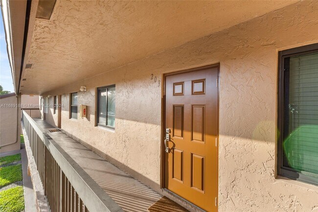 Foto del edificio - 10003 Winding Lake Rd