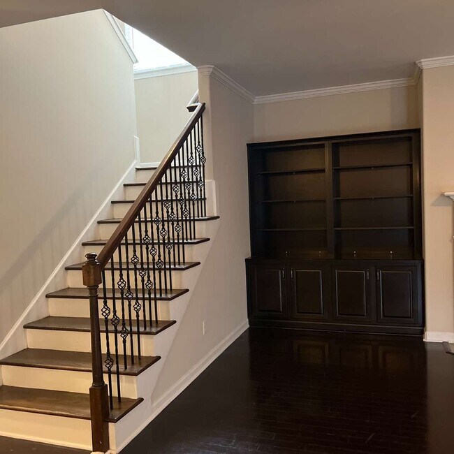 Building Photo - This beautiful 4 bedroom, 2.5 bath home in...