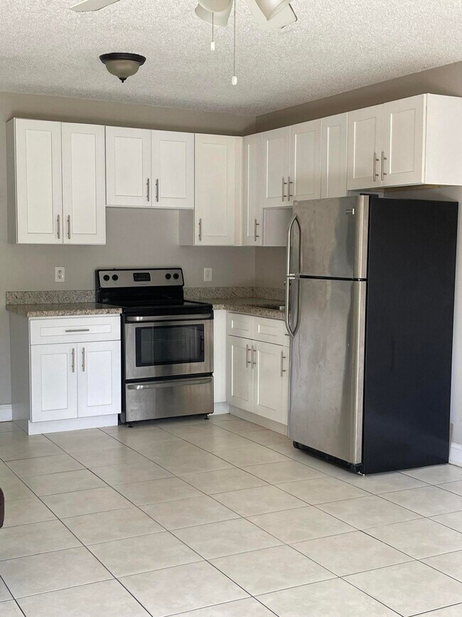 Building Photo - 4140 Woodside Dr