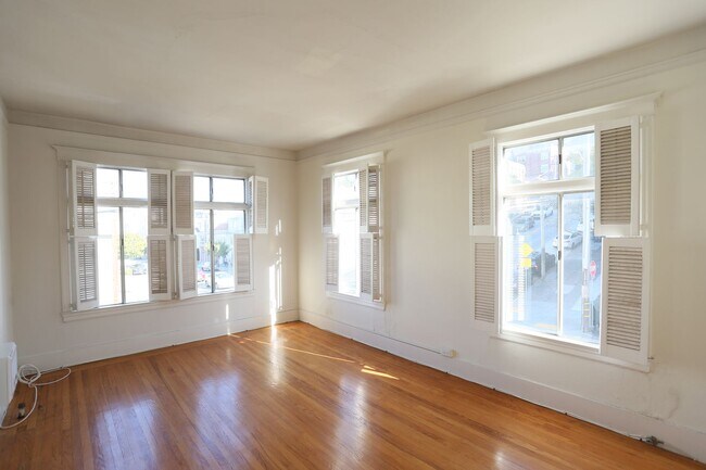 Building Photo - OPEN HOUSE:Sunday(12/10)3:05pm-3:15pm  Lar...