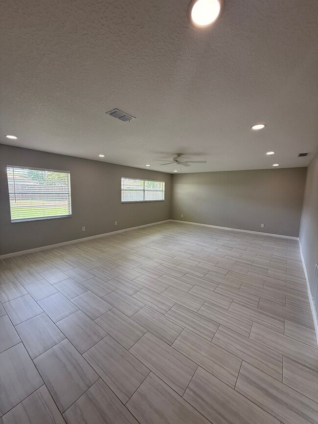Foto del edificio - Remodeled Home in Longwood