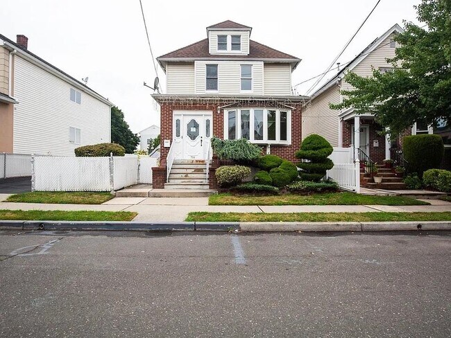 Building Photo - 733 Hudson Ave