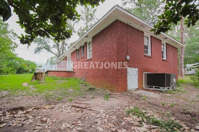 Building Photo - 201 Brock St