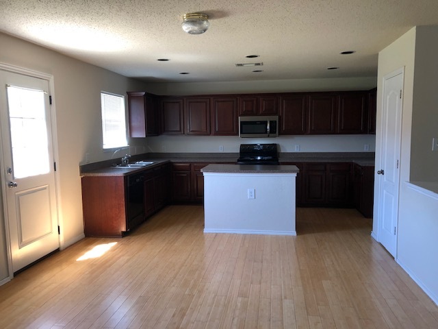 Large Country Kitchen w/Bamboo Floors - 216 Centenary Dr