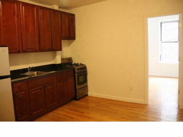 Primary Photo - 166 E 61st St