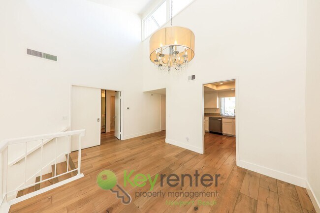 Foto del edificio - ELEVATED COASTAL LIVING IN PRESTIGIOUS NEWPORT CREST