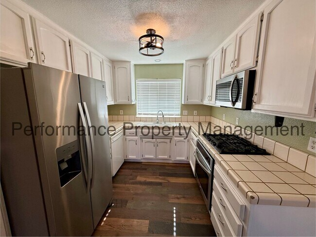Foto del edificio - Updated 3 Bed/2 Bath Taft Home w/ Pool, Solar & $0 Deposit Option