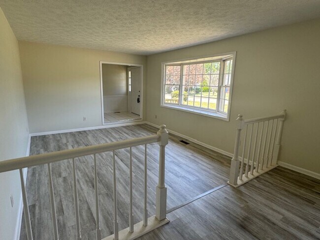 Building Photo - 103 W Greenwich Cir