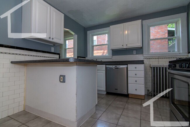 Foto del edificio - Steps from the T Stop. Large 2 Levels Unit...