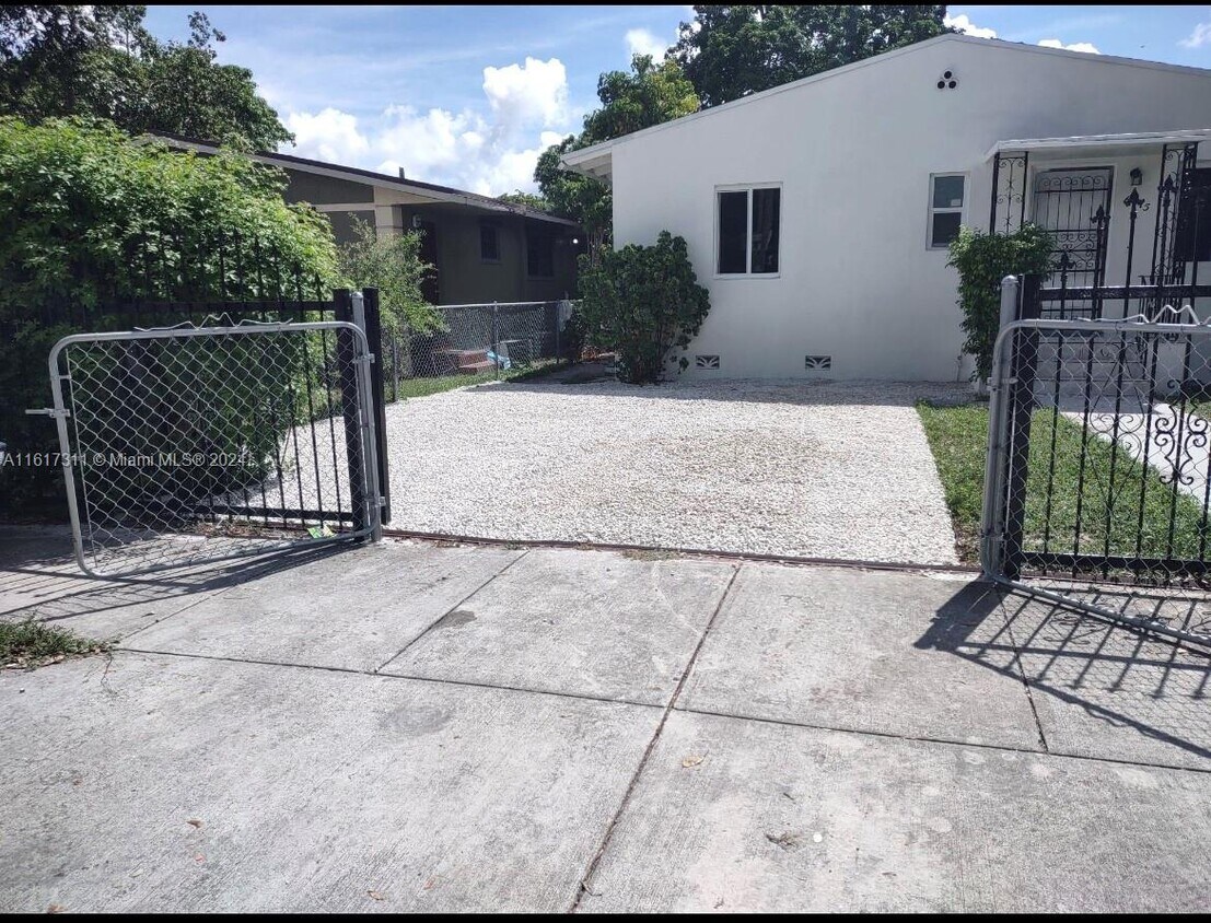 Primary Photo - 4915 NW 15th Ct