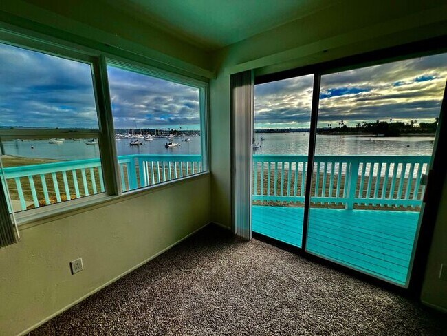 Foto del edificio - Spectacular Bay Views With a wrap around P...