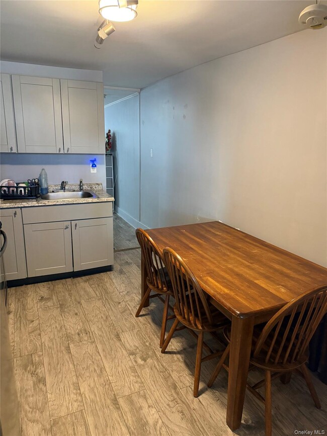 Foto del edificio - 11-15-15 W Main St