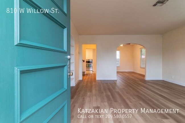 Building Photo - Large 2-Story 1-Bedroom 1.5 Bath Midtown T...