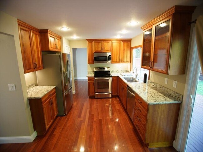 Building Photo - 4 Bedroom Sammamish Charmer!