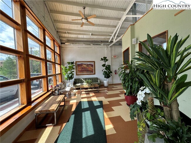 Foto del edificio - 164 Depot St