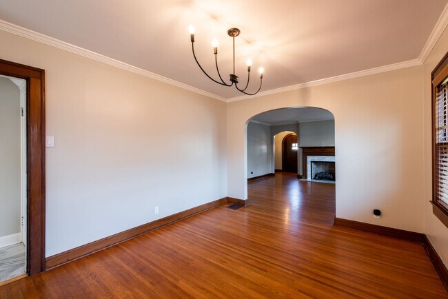 Building Photo - Charming Home in Deer Park Neighborhood