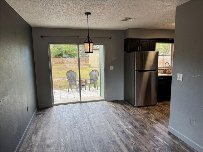 Foto del edificio - 3Br/1Ba Pet Friendly With Large Fenced Back Yard