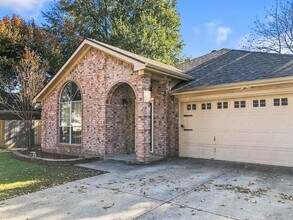 Building Photo - 2706 Monthaven Dr