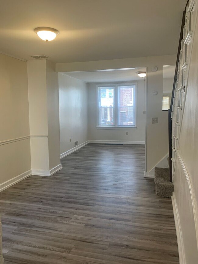 Building Photo - East End 3 Bedroom House with yard and par...