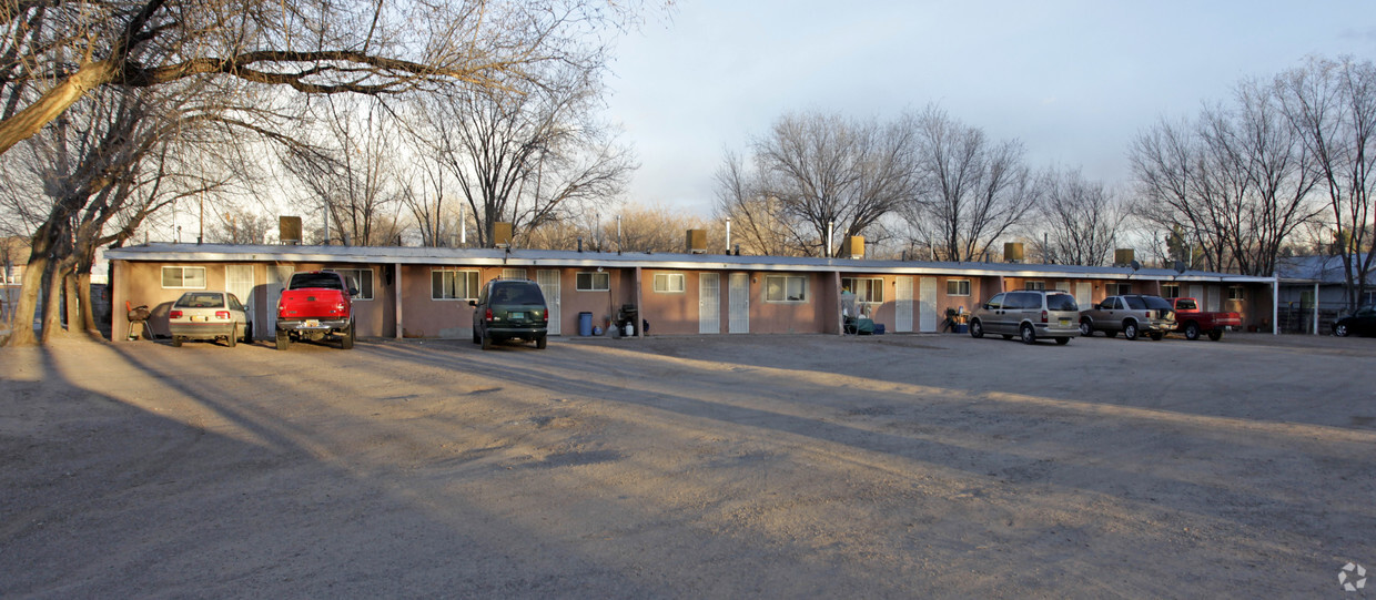 Primary Photo - 1112 Isleta Blvd SW