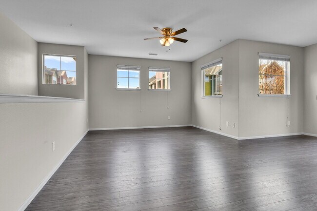 Building Photo - $1,800 - 1 Bed, 1.5 Bath Condo in Denver with In Unit Laundry in Great Location!