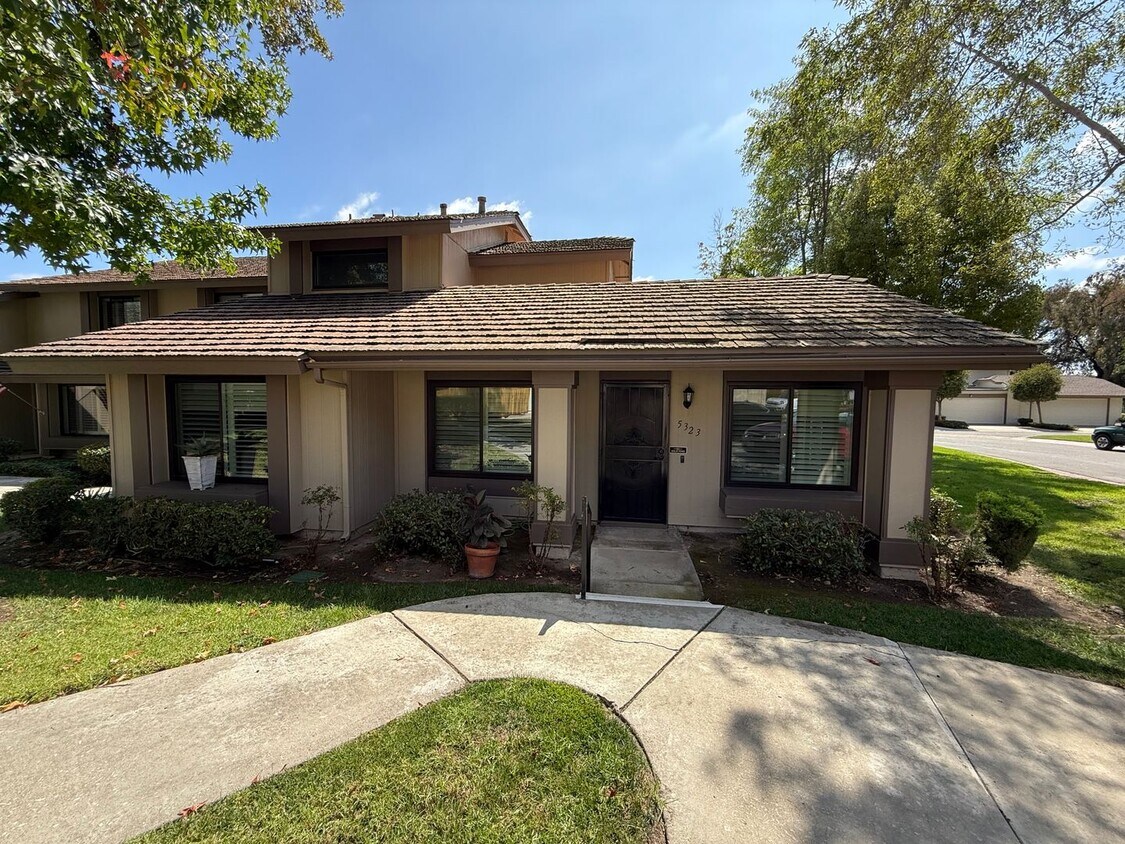 Foto principal - Spacious 3-Bed, 2-Bath End-Unit Townhome w...