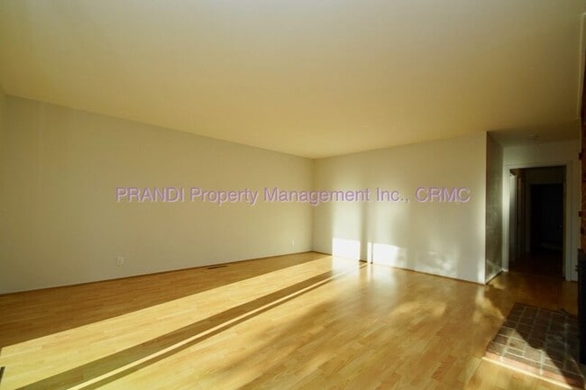 Foto del edificio - 525 Las Colindas Rd