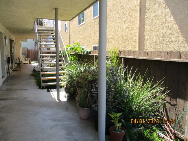 Building Photo - 207 W Mariposa