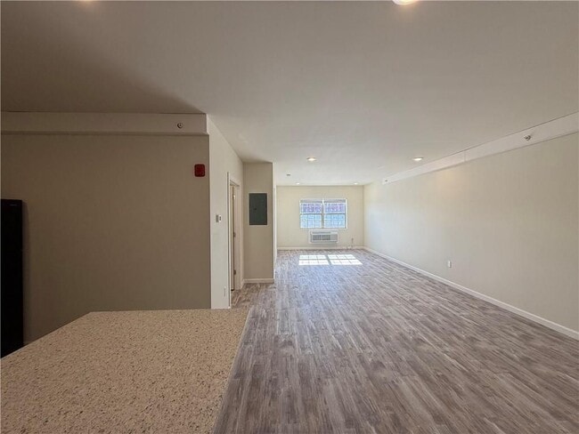 Building Photo - 327 Pine St