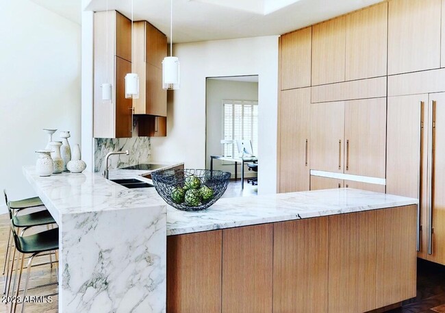 Foto del edificio - 6711 E Camelback Rd