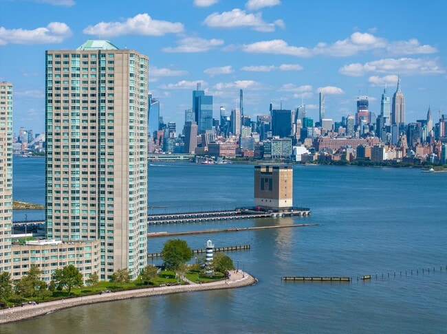 Discover breathtaking Manhattan views at Atlantic - Newport Rentals