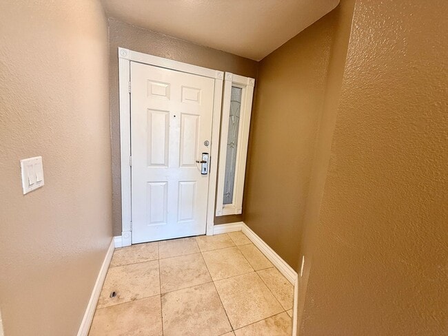 Building Photo - Meridian 2 BDR /2 BATH Luxury Condo - RESO...