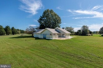 Building Photo - 102 Golf Ct