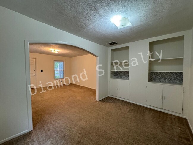 Foto del edificio - Charming 3 Bedroom Home Available Now - Cl...