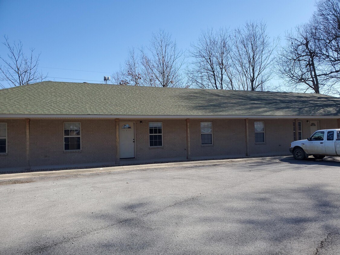 504 W Baldwin St Unit B, Paragould, AR 72450 Room for Rent in