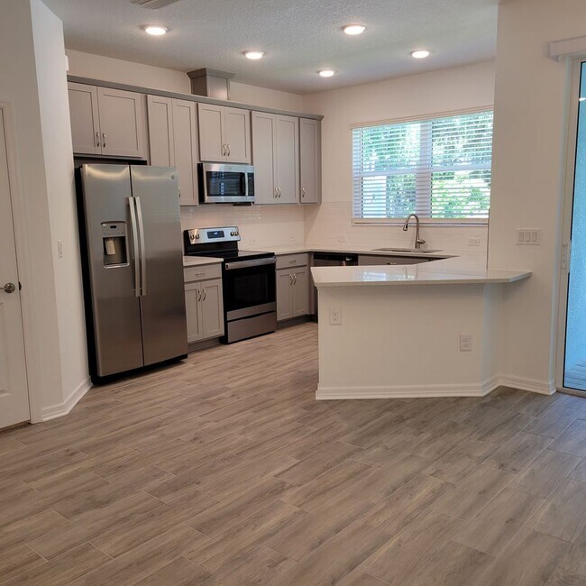 Foto del edificio - Annual UNfurnished almost BRAND NEW townho...