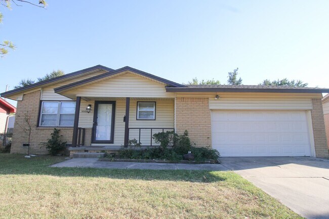 Foto del edificio - 3-Bedroom Home with Yard in East Tulsa – Ready Mid May!