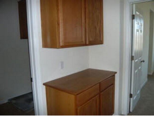 Building Photo - 425 Regatta Ln