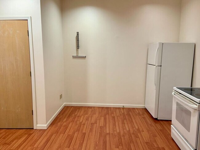 Building Photo - Cozy Studio Living with Parking and Pet-Fr...