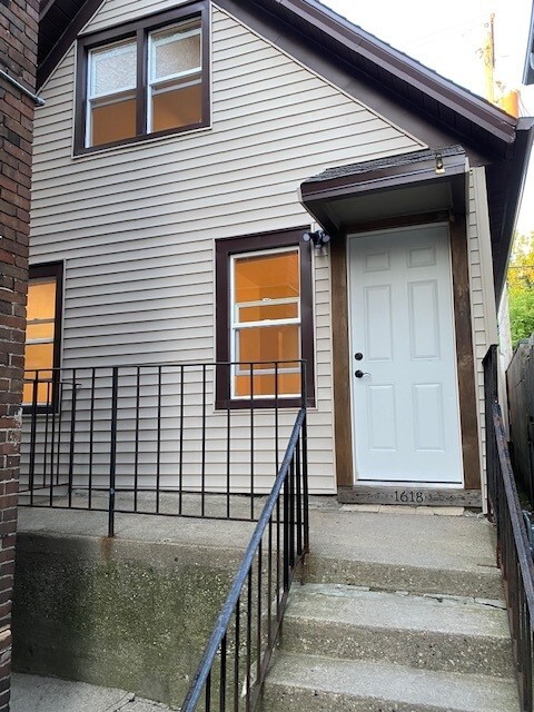 Front Entry - 1620 N Jackson St