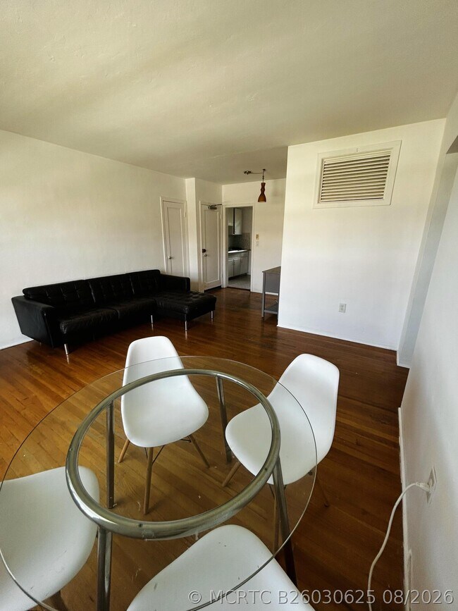 Foto del edificio - 661 SW 11th St