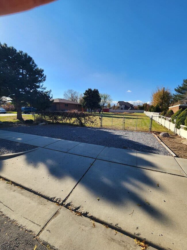 Building Photo - Unique home with very large backyard