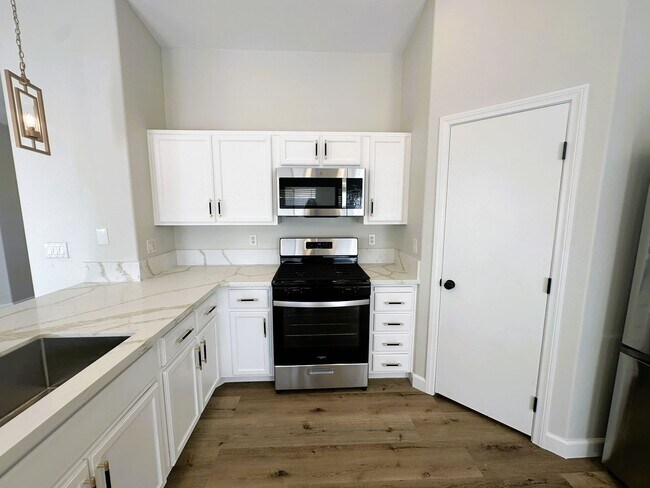 Building Photo - SINGLE STORY!! NO HOA'S!! 3 CAR GARAGE REA...