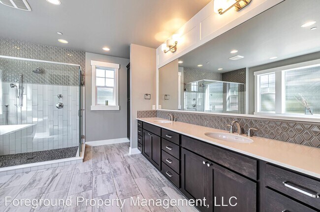 Foto del edificio - 5 br, 4.5 bath House - 2005 105th Ave NE