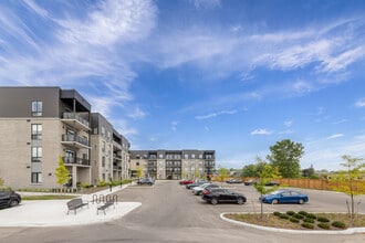 Building Photo - 125 S Carriage Rd