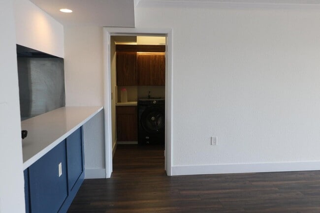 Foto del edificio - 3710 Whitehall Dr