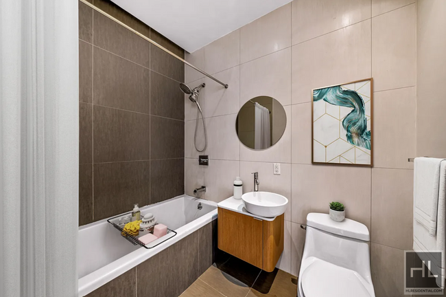 Building Photo - Luxurious 2 bedroom/1 Bathroom apt w/priva...