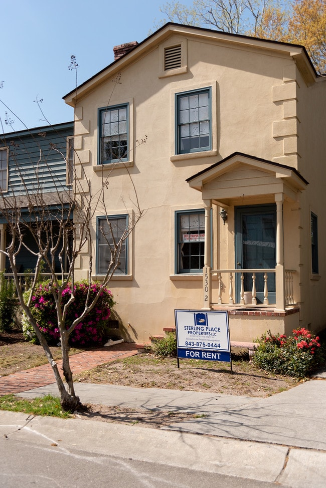 Building Photo - Old Village Styled Town Home