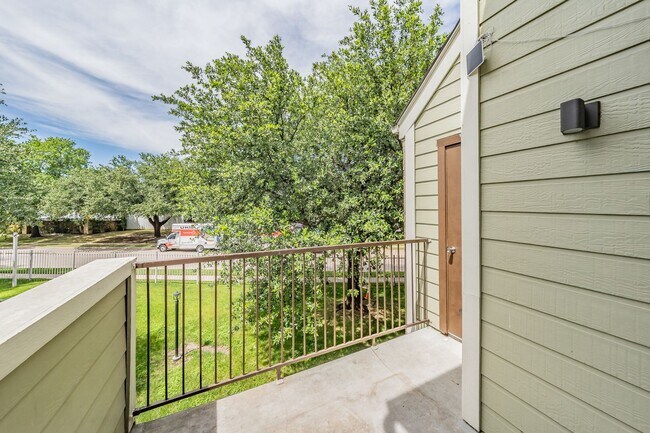 Foto del edificio - Updated 1-Bedroom Condo in Gated Community...